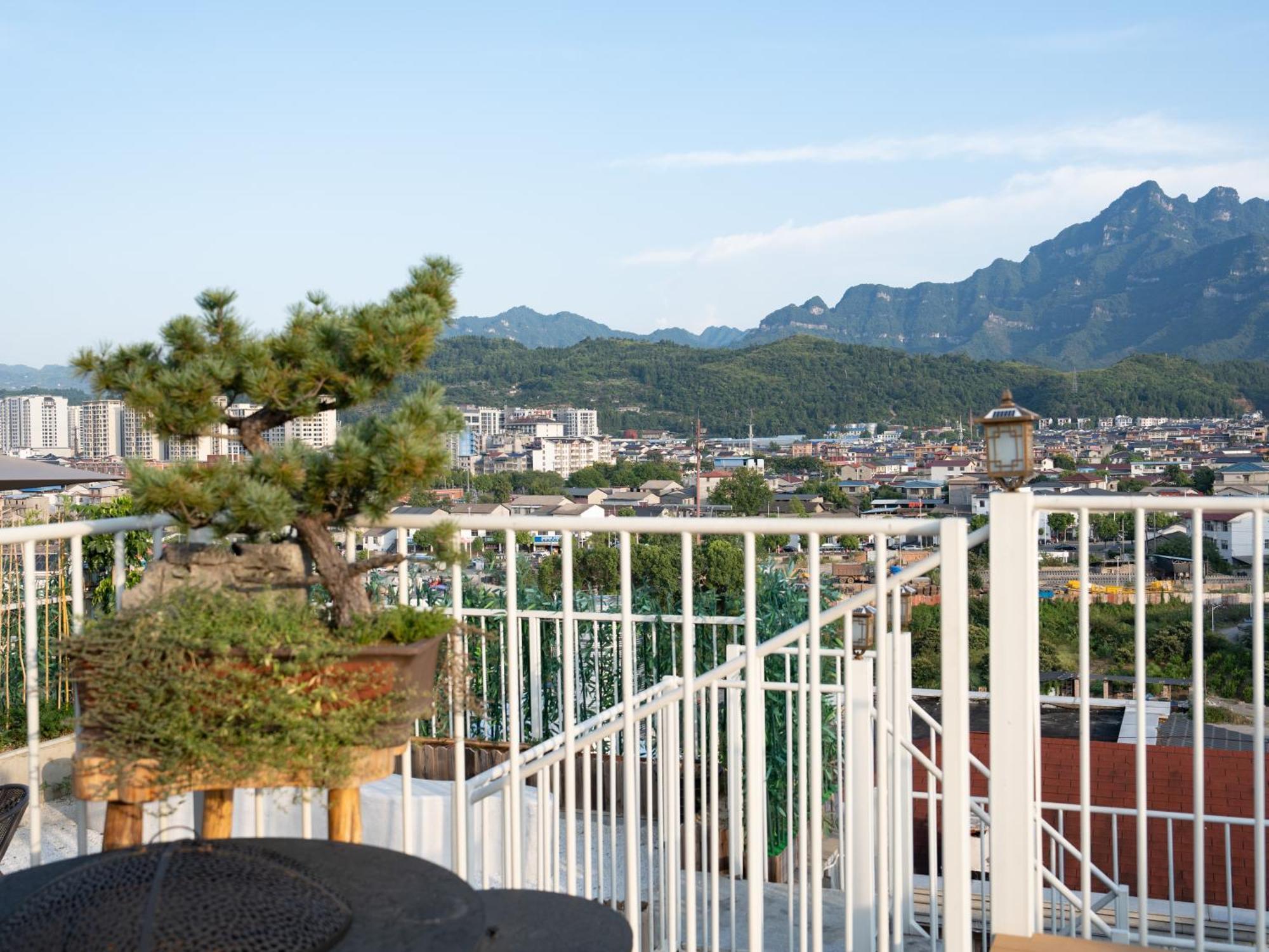Patio Spring Holiday Inn -- Free Round Trip Pick-Up Service --Panoramic View Of Tianmen Mount Zhangjiajie Exterior photo