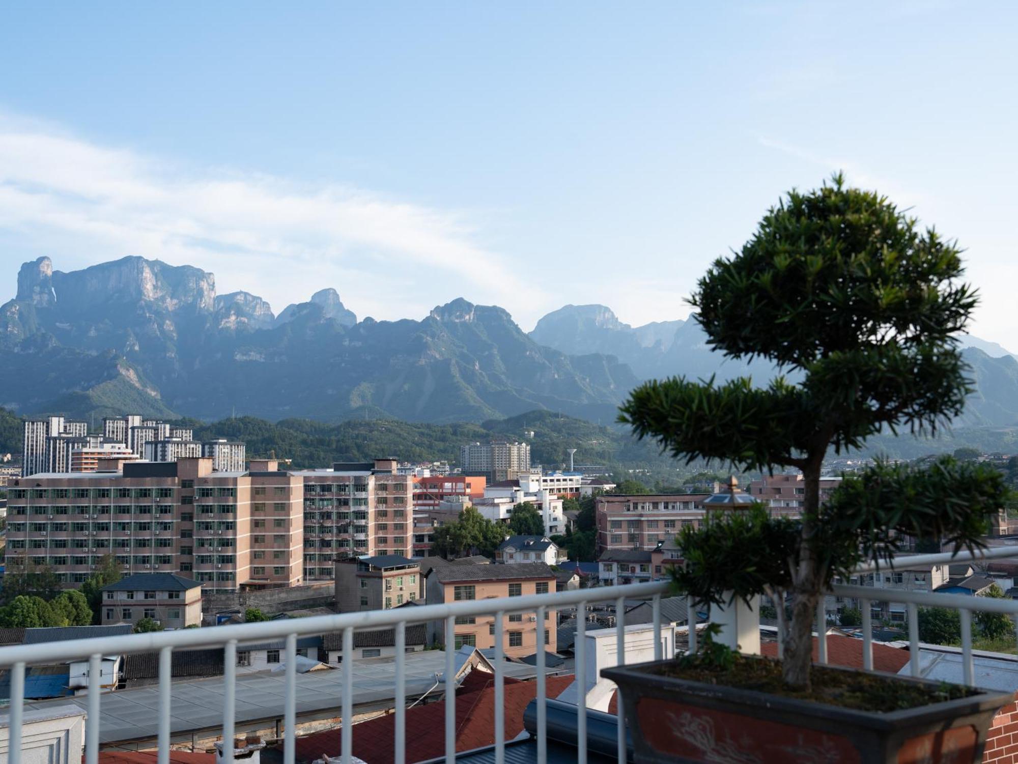 Patio Spring Holiday Inn -- Free Round Trip Pick-Up Service --Panoramic View Of Tianmen Mount Zhangjiajie Exterior photo