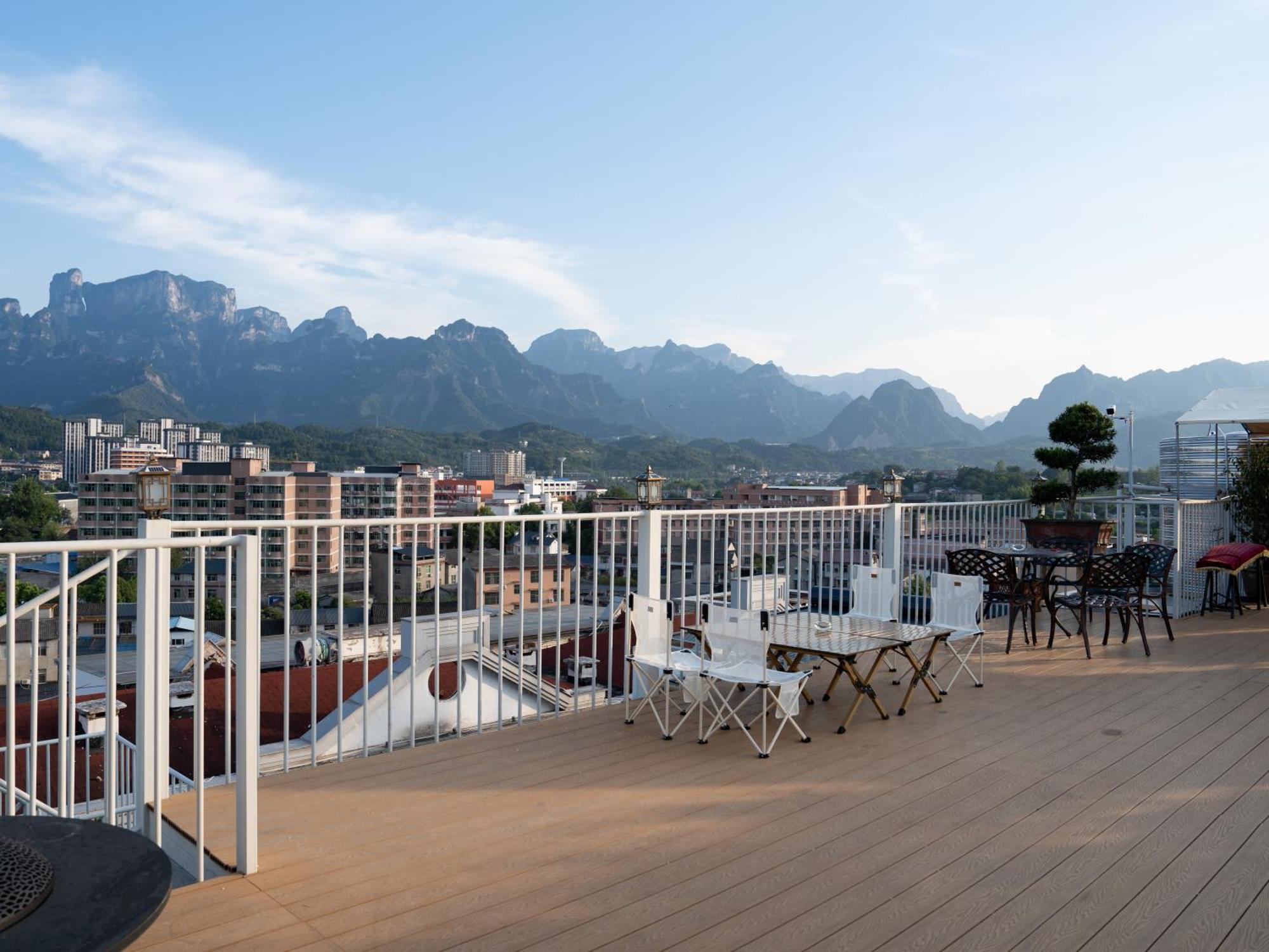 Patio Spring Holiday Inn -- Free Round Trip Pick-Up Service --Panoramic View Of Tianmen Mount Zhangjiajie Exterior photo